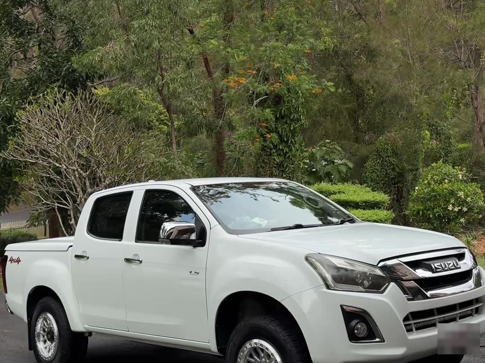 White dual cab ute after a full exterior detail